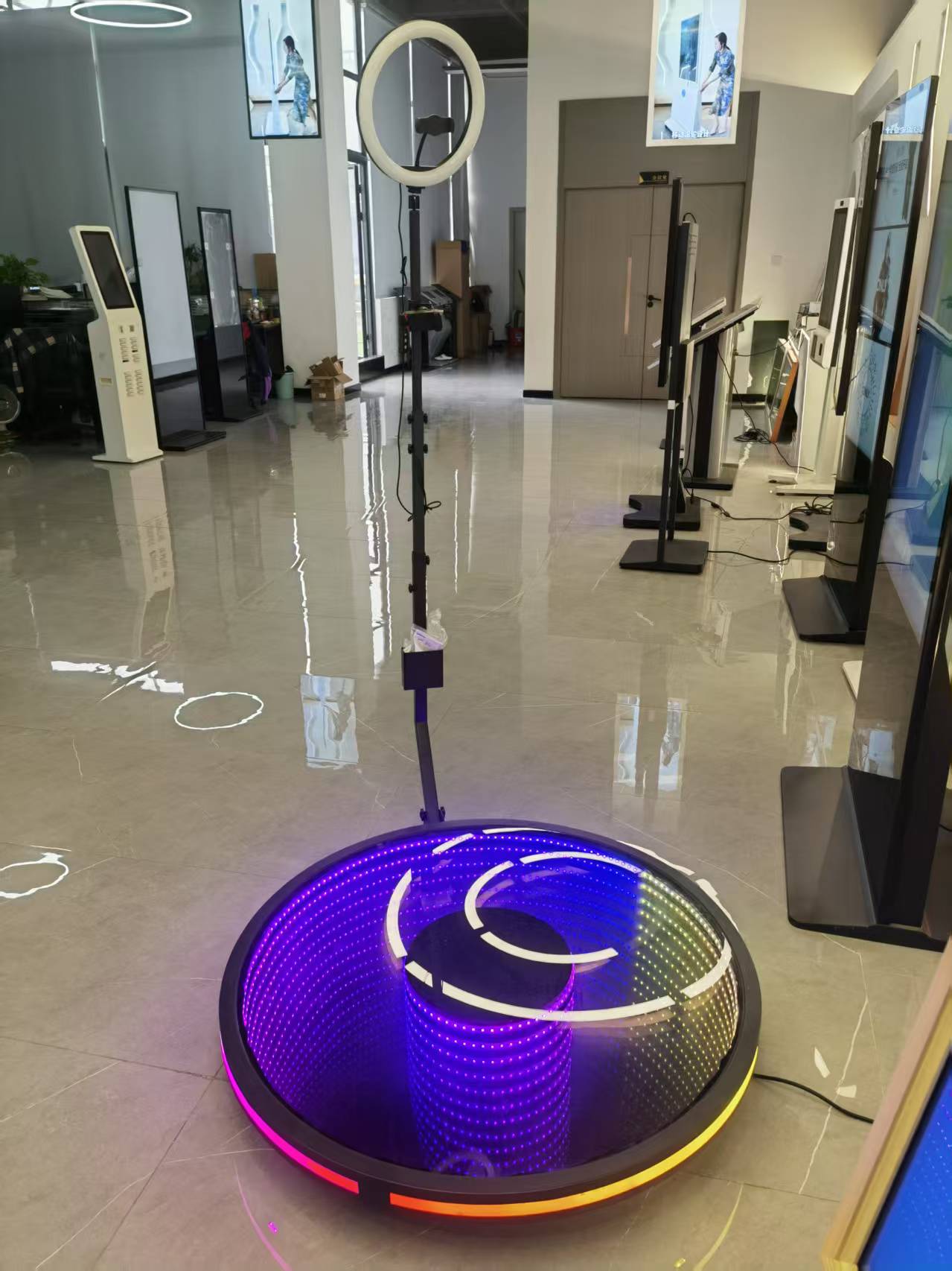 چگونه یک نمایشگر LCD آینه ای علائم دیجیتال و تعامل را افزایش می دهد؟