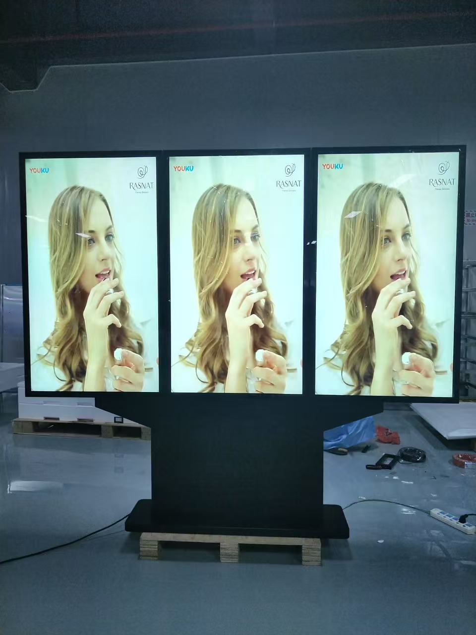 4K 49 55 65 75 75 اینچ صفحه نمایش سه گانه در فضای باز تبلیغات ویدیویی پخش کننده IP66 ضد آب